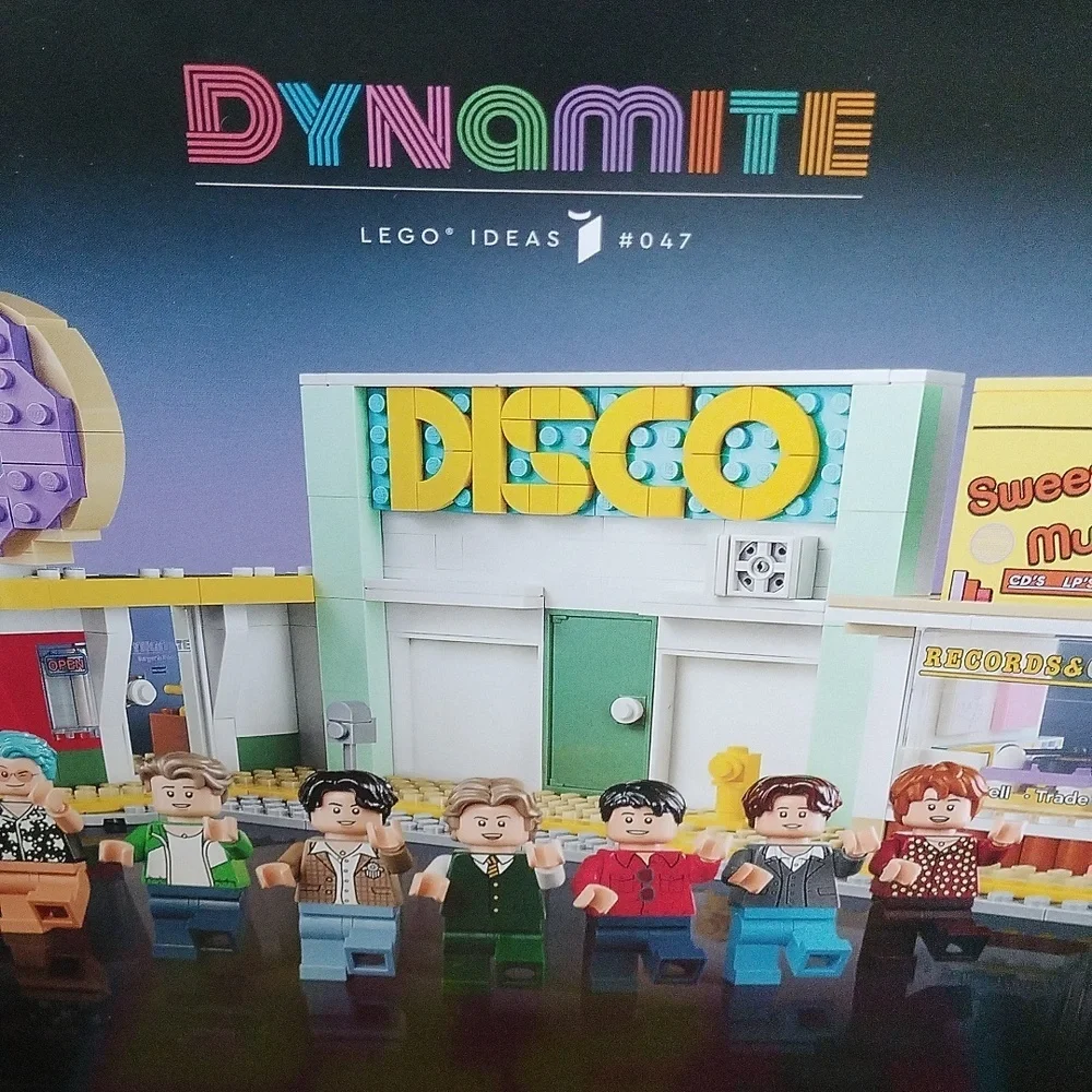 Lego BTS Dynamite Set 21338 + Ultimate Army Guide Centennial Special Edition Mag